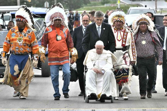 Papa Francis yerlilerden özür diledi