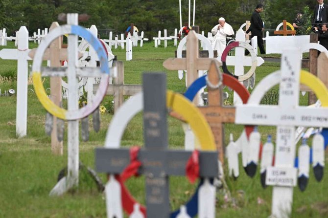 Papa Francis yerlilerden özür diledi