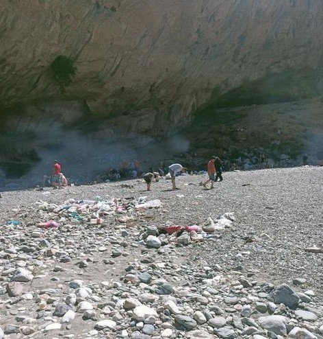 Tarihi alana gelişi güzel atılan çöpler tepkilere neden oluyor