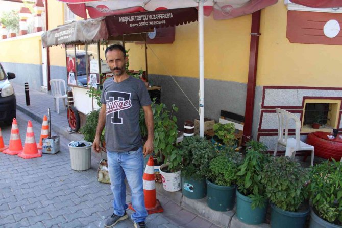 Tostçu işyerinde kendi bahçesini oluşturdu