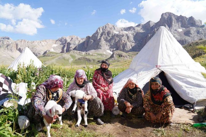 İlk kez fotoğraf makinesiyle tanışan köy kadınlarının doğal ve içten halleri yürekleri ısıttı