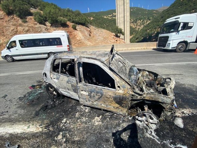Gaziantep'te bariyere çarpıp alev alan otomobildeki 2 kişi yaralandı
