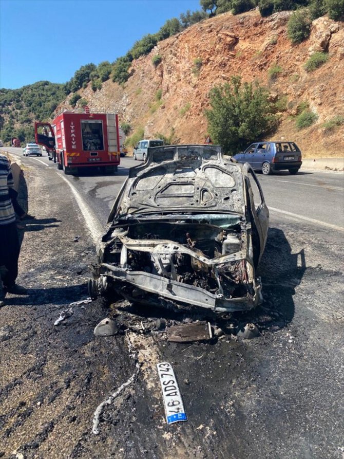 Gaziantep'te bariyere çarpıp alev alan otomobildeki 2 kişi yaralandı