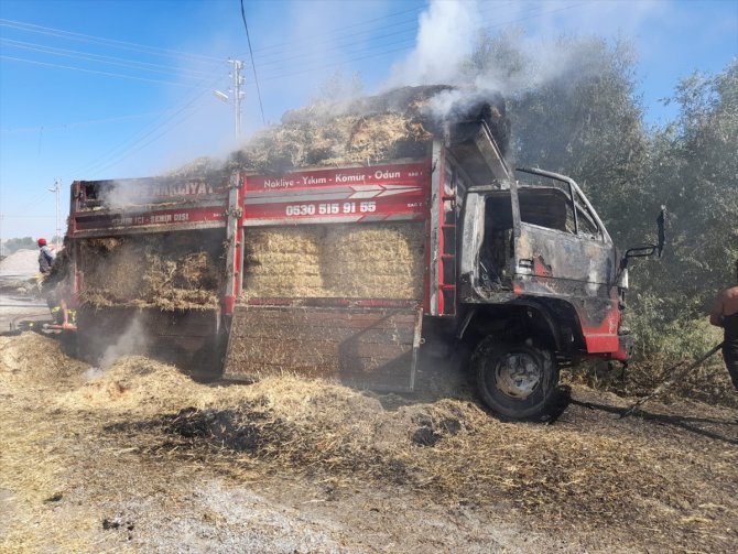Konya'da balya yüklü kamyonet yandı