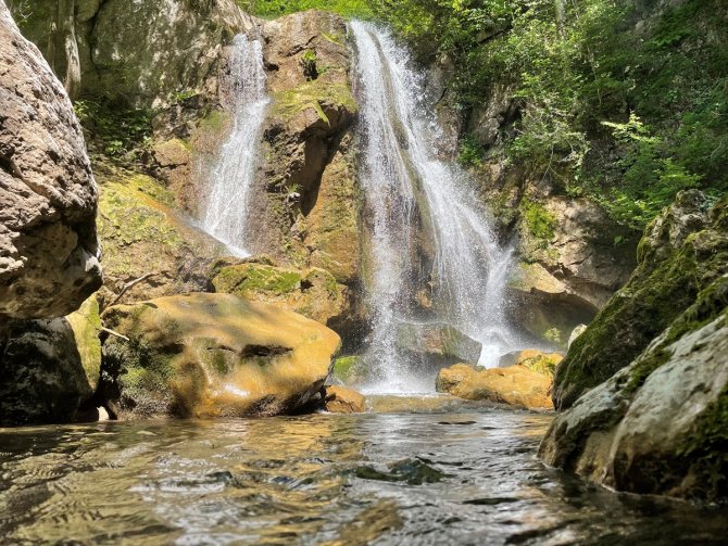 Ağustosu bir anda ocak ayına çeviren şelale: Kızılcasu