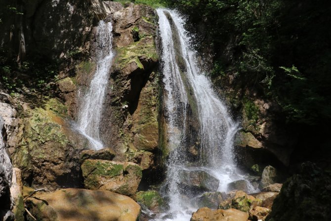 Ağustosu bir anda ocak ayına çeviren şelale: Kızılcasu