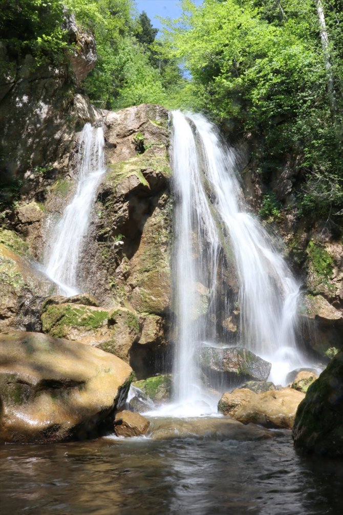 Ağustosu bir anda ocak ayına çeviren şelale: Kızılcasu