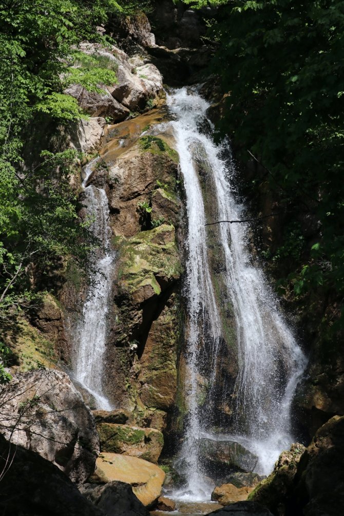 Ağustosu bir anda ocak ayına çeviren şelale: Kızılcasu