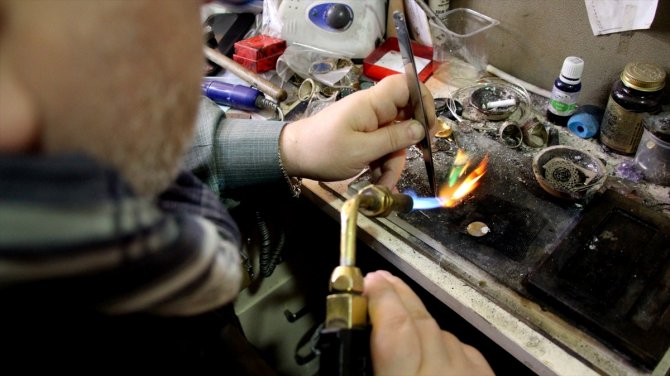 Konyalı kuyumcu çocuk yaşta başladığı zanaatında özgün tasarımcı oldu