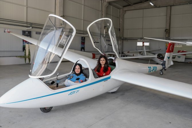 Anne kız aynı okulda pilotaj eğitimi alıyor