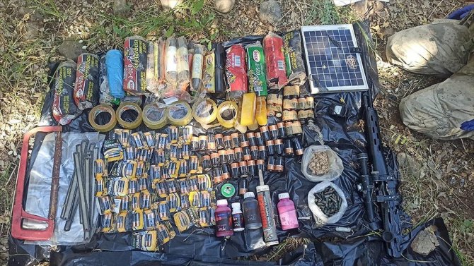 Tunceli'de teröristlerce kullanılan 3 sığınak imha edildi