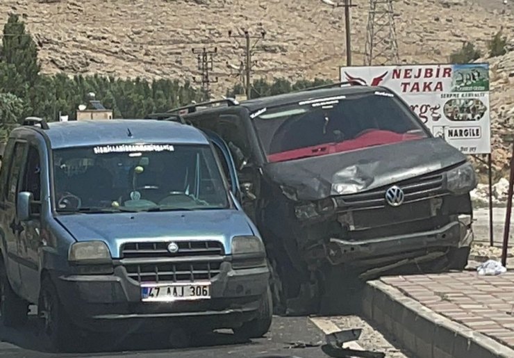 Mardin'de iki araç çarpıştı; 9 yaralı