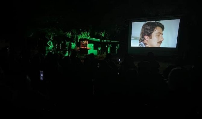 Ay ışığı altında nostaljik film izlediler