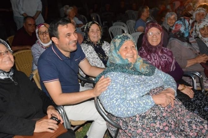 Ay ışığı altında nostaljik film izlediler