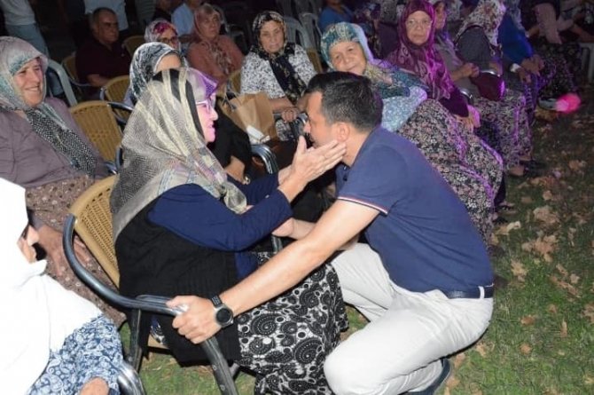 Ay ışığı altında nostaljik film izlediler