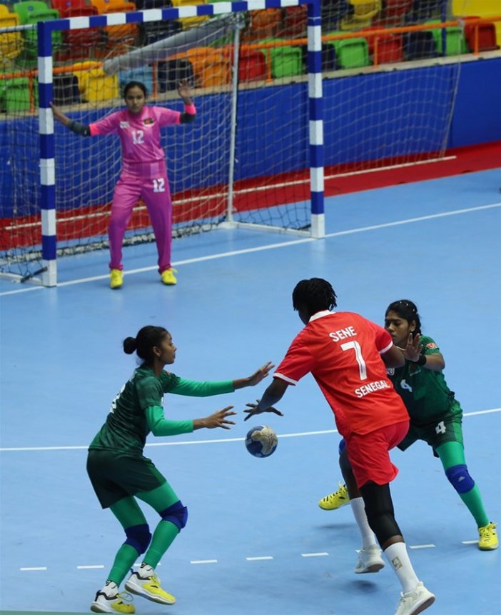 kadinlar-hentbolda-senegal-galip-1.jpg