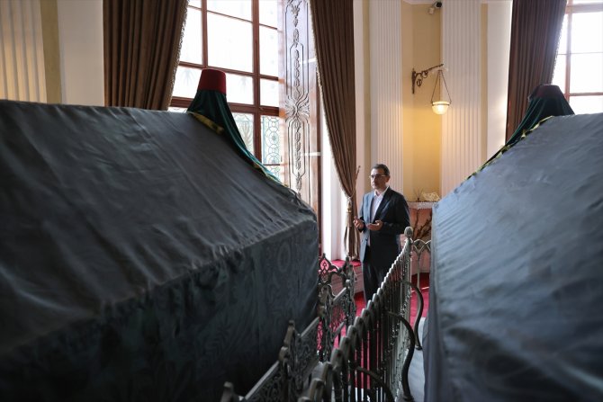 Bakan Dönmez, 2. Abdülhamid Han Türbesi'ni ziyaret etti