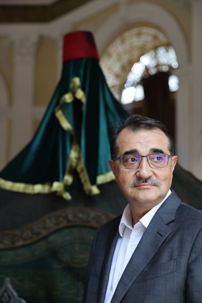 Bakan Dönmez, 2. Abdülhamid Han Türbesi'ni ziyaret etti