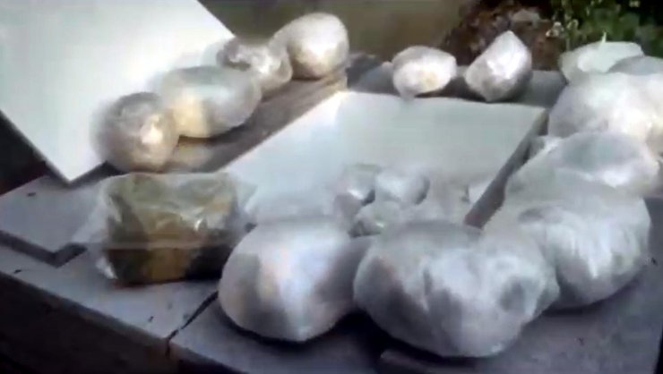 TIR'da taş döşemelerle gizlenen sandıklardan 107 kilo uyuşturucu çıktı