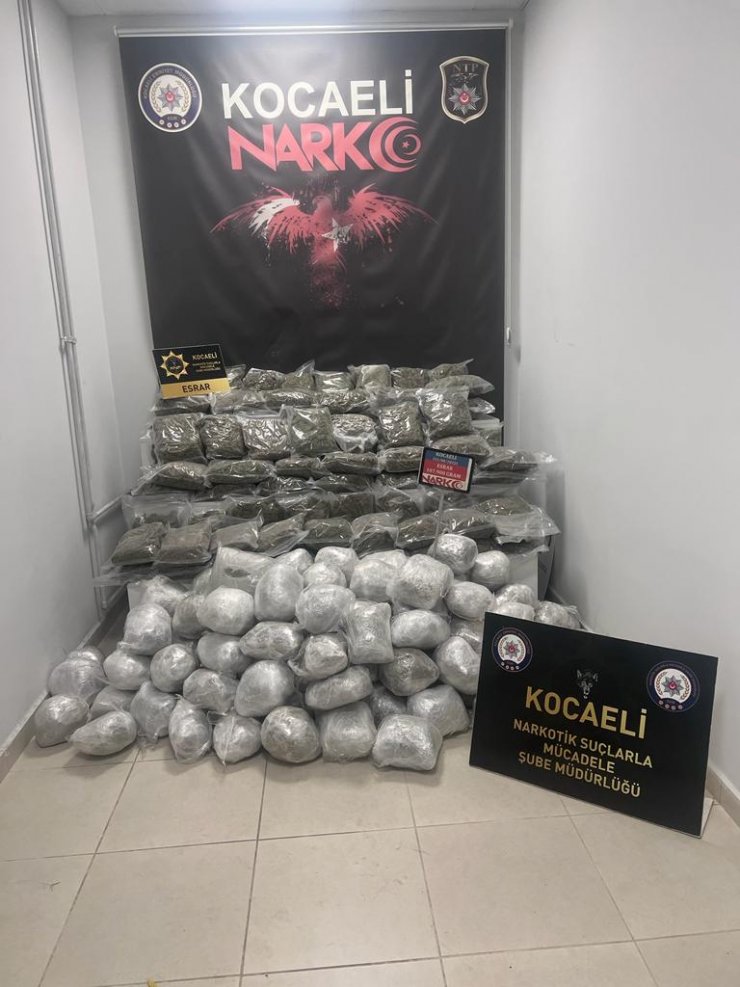 TIR'da taş döşemelerle gizlenen sandıklardan 107 kilo uyuşturucu çıktı