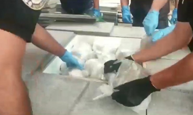 TIR'da taş döşemelerle gizlenen sandıklardan 107 kilo uyuşturucu çıktı