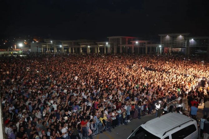 Haluk Levent, sahneye atlayan hayranına böyle sarıldı