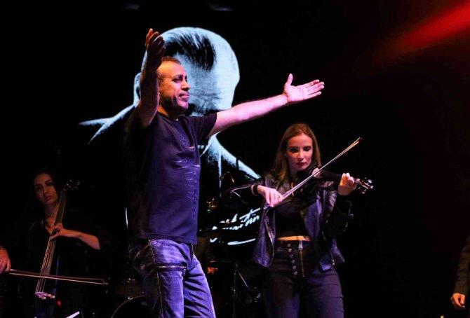 Haluk Levent, sahneye atlayan hayranına böyle sarıldı