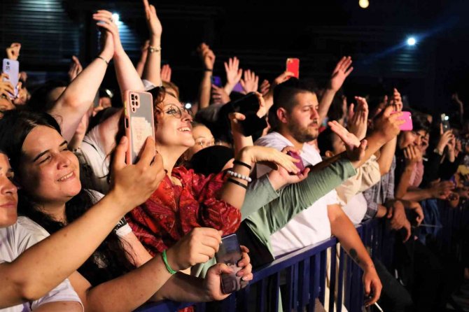 Haluk Levent, sahneye atlayan hayranına böyle sarıldı