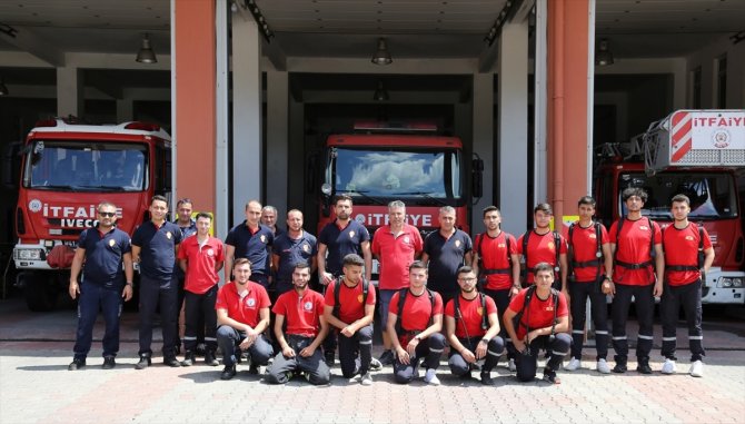 17 Ağustos'ta enkazdan çıkan depremzede, gönüllü itfaiyeci olarak yardıma koşuyor