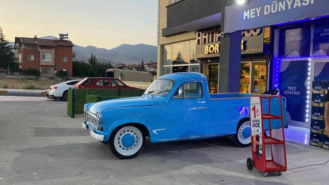 1964 model kamyonet alıcısını bekliyor