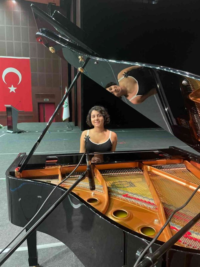 Defne Nisan bu yıl 7 ödül aldı