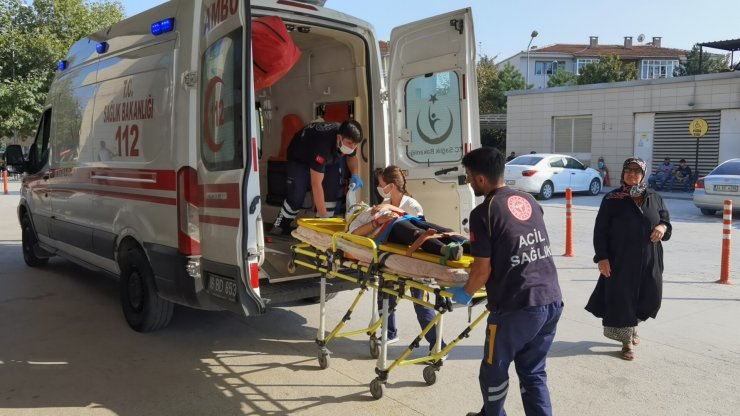 200 kiloluk demir kapının altında kalan Azra yaralandı