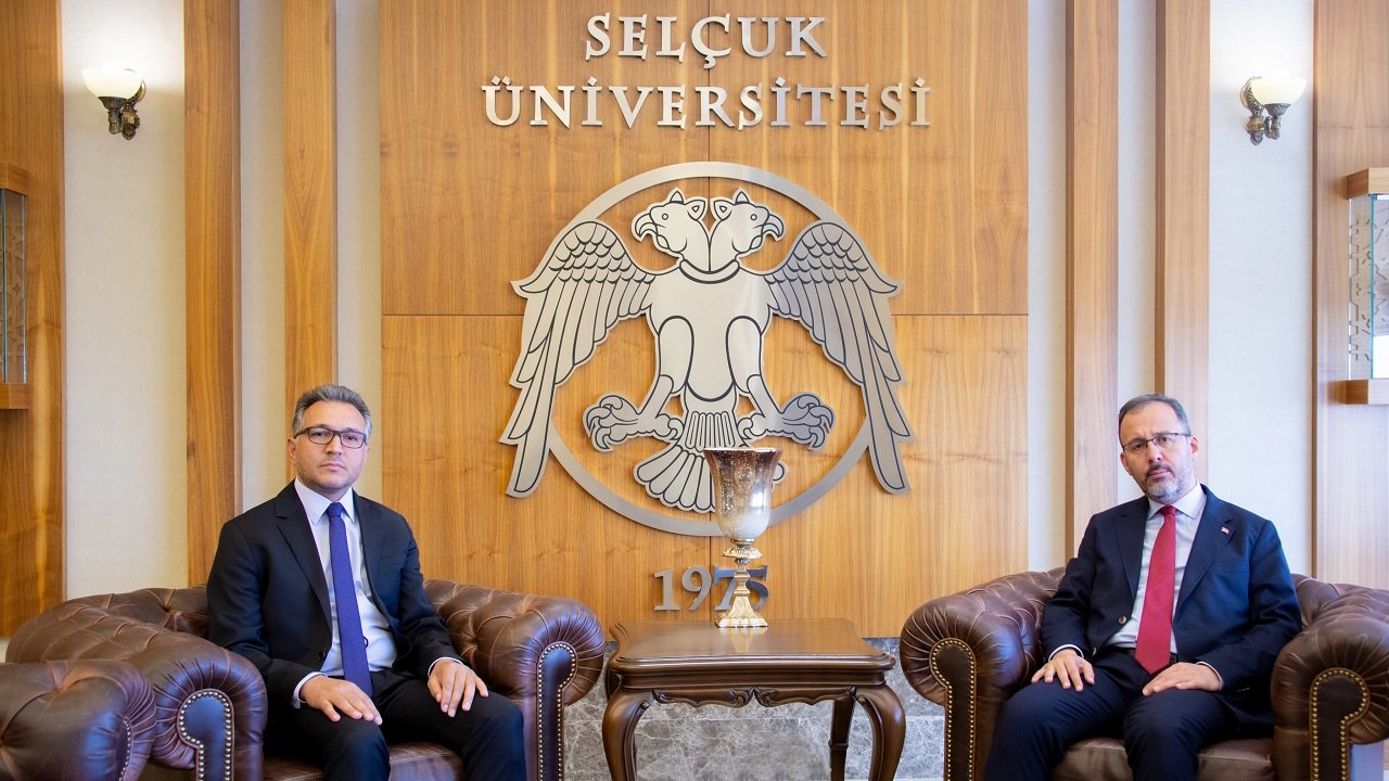 bakan-kasapoglu-selcuk-universitesindeydi-2.jpg