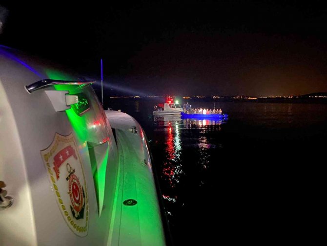 İzmir açıklarında 83 düzensiz göçmen yakalandı, 41 göçmen kurtarıldı