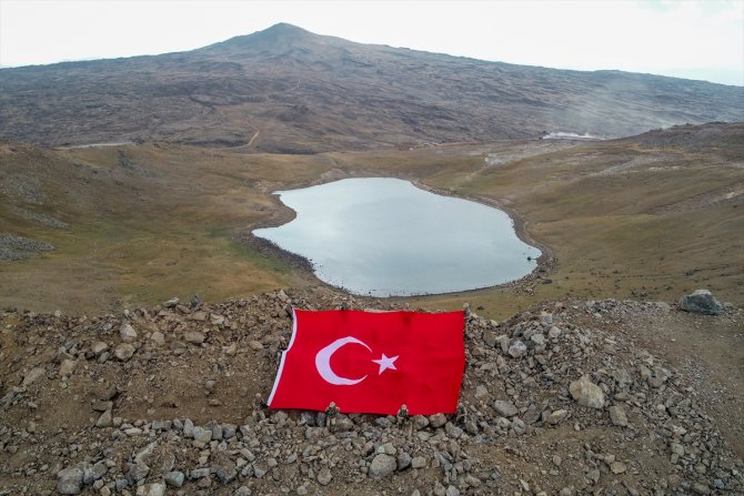 Tendürek Dağının zirvesine Türk bayrağı dikildi