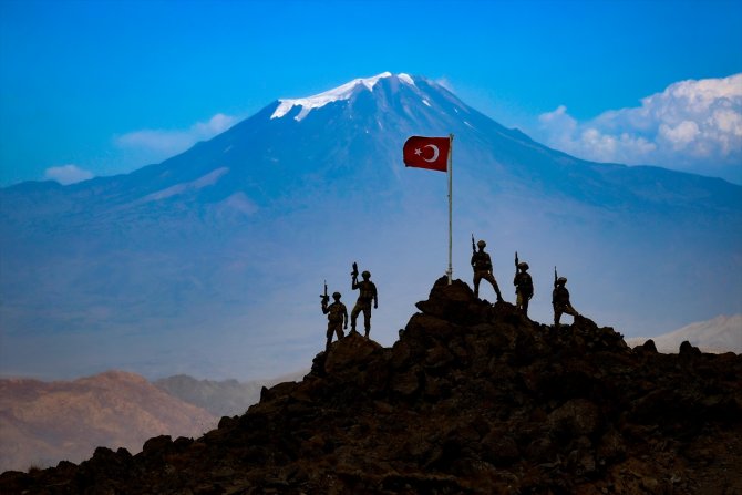 Tendürek Dağının zirvesine Türk bayrağı dikildi