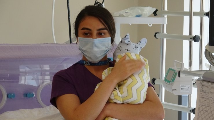 Aracın bagaj kapağında, torba içinde bulunan bebeğin annesi aranıyor