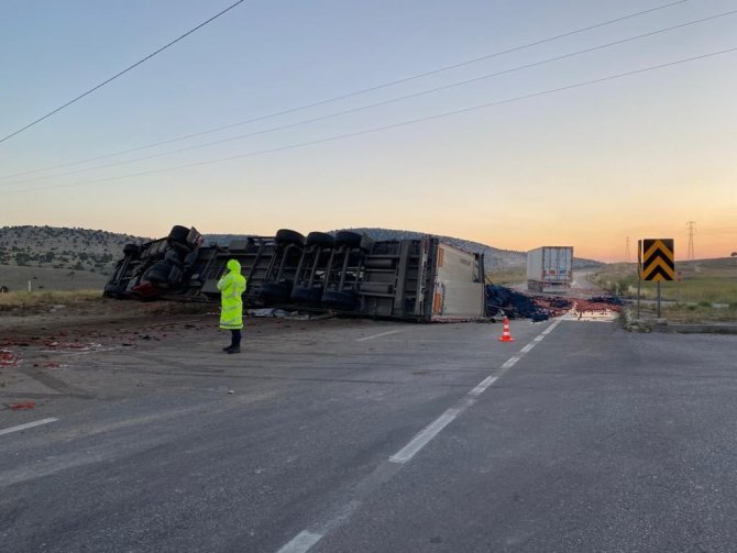 Domates yüklü tır devrildi, 1 kişi yaralandı