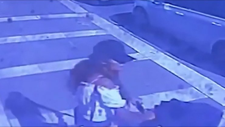 Evden çaldıkları para kasasını, bebek arabasına yükleyerek kaçtılar