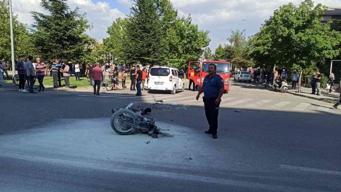 Hafif ticari araca çarpan motosiklet alev aldı