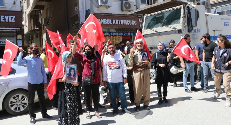 Hakkari'deki evlat eyleminde HDP binasından çalınan müziğe tepki