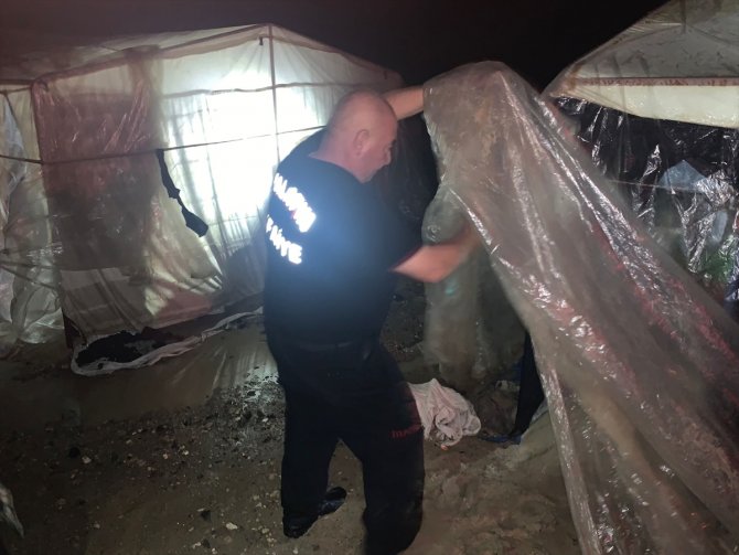 Malatya'da sağanak nedeniyle tarım işçilerinin çadırlarını su bastı