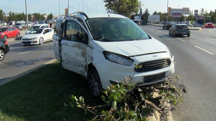 Tır afif ticari araca çarptı