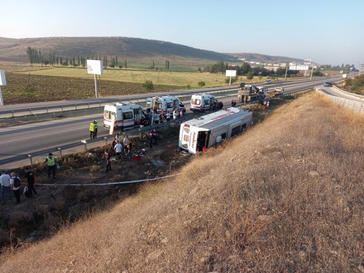 Yolcu otobüsü şarampole devrildi: 1 ölü, 30 yaralı