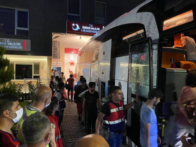 227 Afgan göçmen sınır dışı edilmek üzere İstanbul’a gönderildi