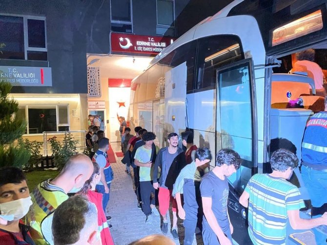 227 Afgan göçmen sınır dışı edilmek üzere İstanbul’a gönderildi