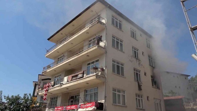 Çakmakla oynarken evi yaktı: 3 kişi dumandan etkilendi