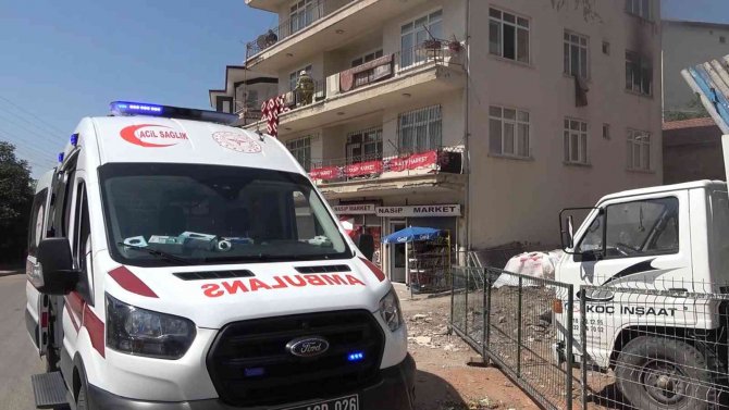 Çakmakla oynarken evi yaktı: 3 kişi dumandan etkilendi