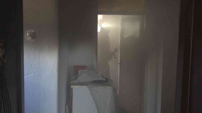 Çakmakla oynarken evi yaktı: 3 kişi dumandan etkilendi