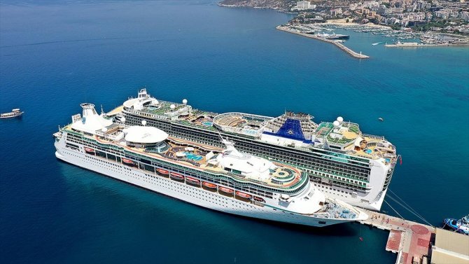 Kuşadası'na 2 kruvaziyerle 4 bin 827 turist geldi